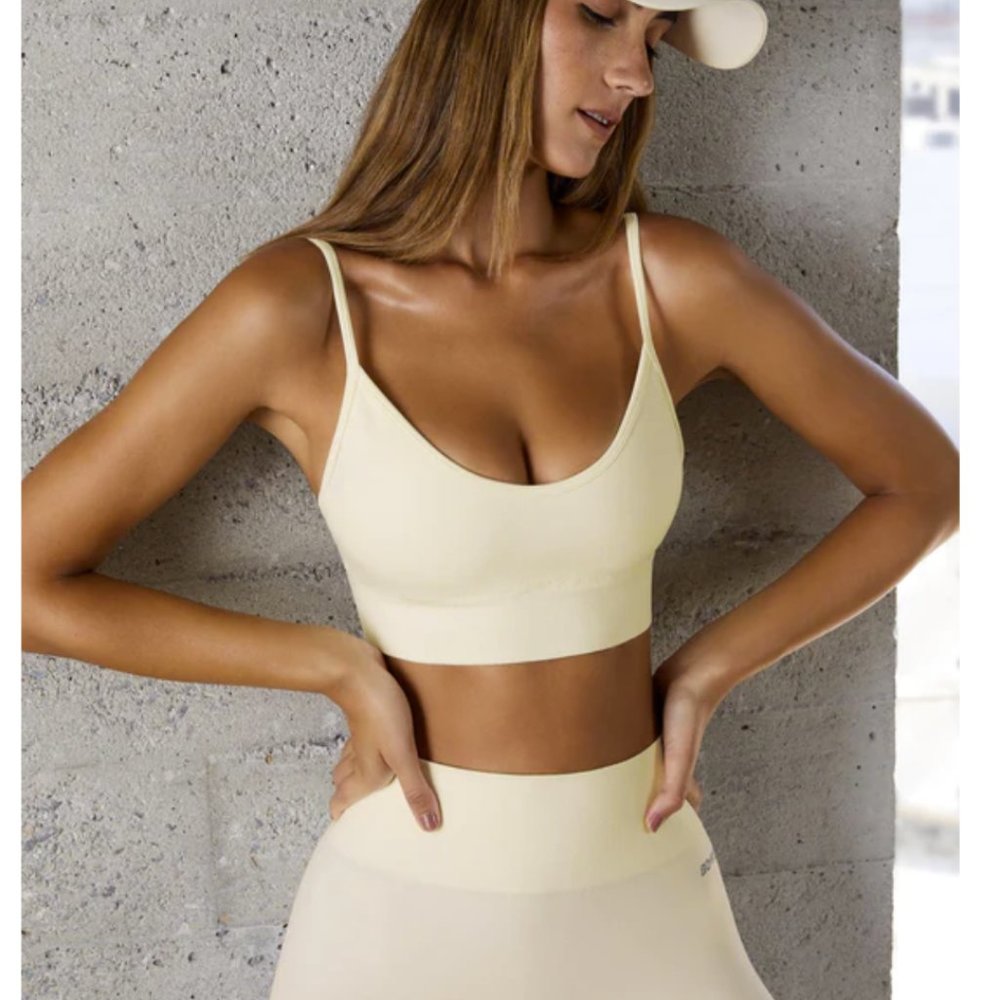 Bo + Tee Determination Seamless Scoop Neck Bra Ivory